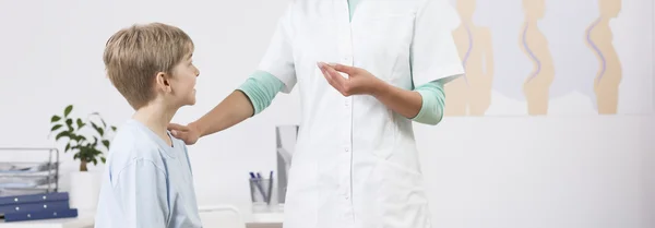 Niño en el médico — Foto de Stock