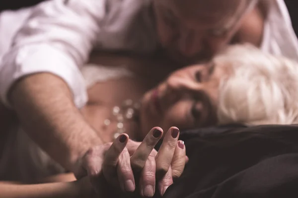 Amor beijando seu corpo — Fotografia de Stock