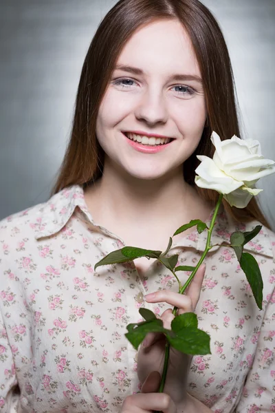 Chica con una rosa blanca — Foto de Stock