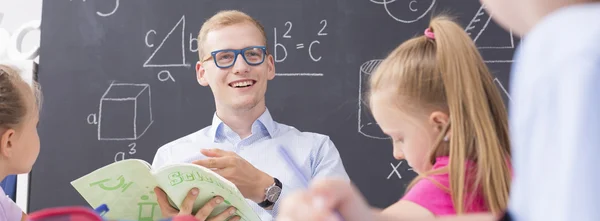 Молодой учитель математики — стоковое фото
