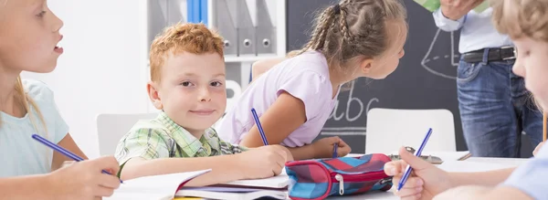 Ler primära skolpojke — Stockfoto