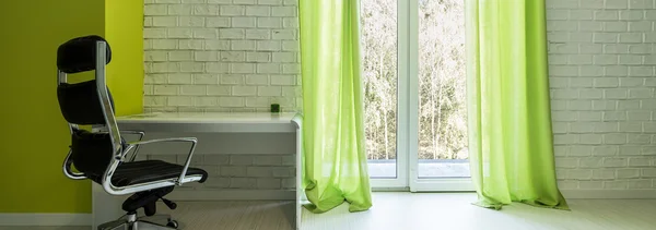 El verde es un color perfecto para una oficina en casa — Foto de Stock