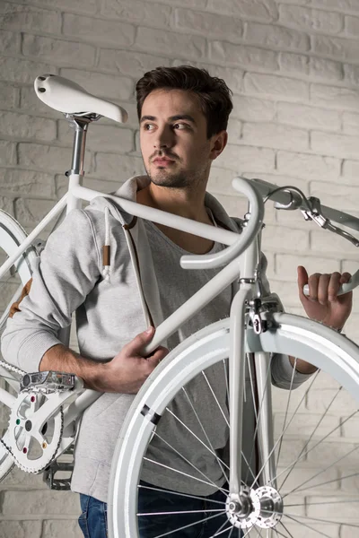 현대 자전거의 레트로 스타일 — 스톡 사진