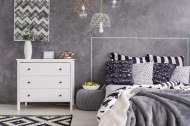 Desen ayrıntıları ile modern yatak odası 