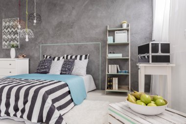 Yeni duvar ile şık yatak odası bitirmek fikir