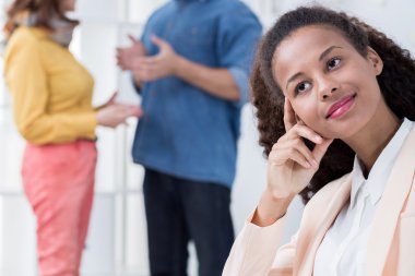 Ofiste düşünceli çalışan