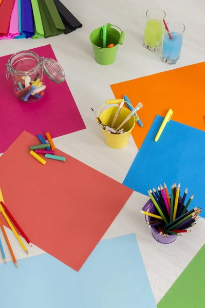 Färgglada papper på bordet — Stockfoto