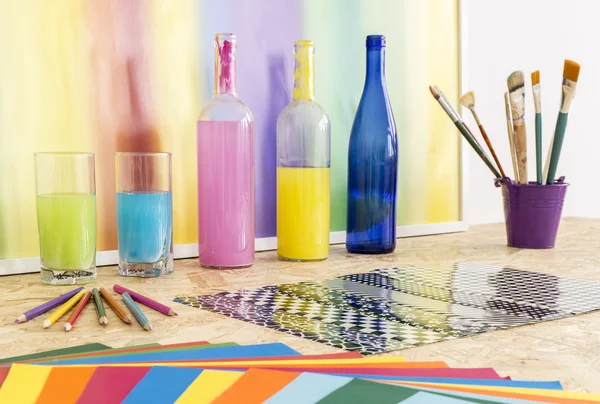 Schoolmateriaal op tafel — Stockfoto