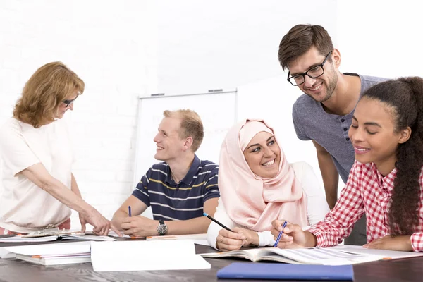 Diferencias culturales en el lugar de trabajo — Foto de Stock