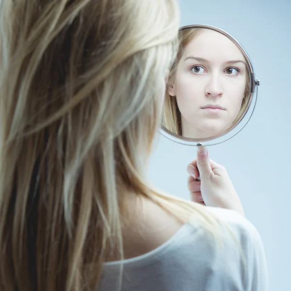 Looking in mirror — Stock Photo, Image