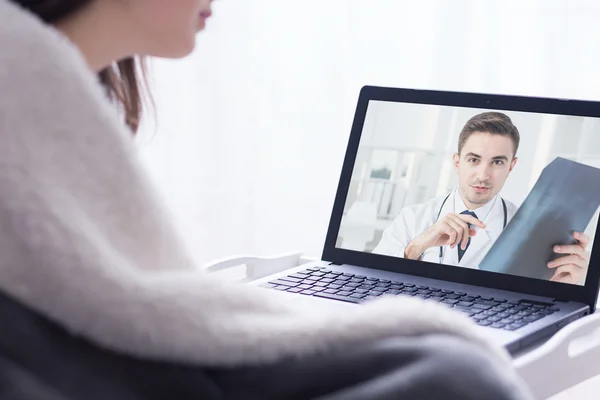 Utilización de la tecnología en consultas —  Fotos de Stock