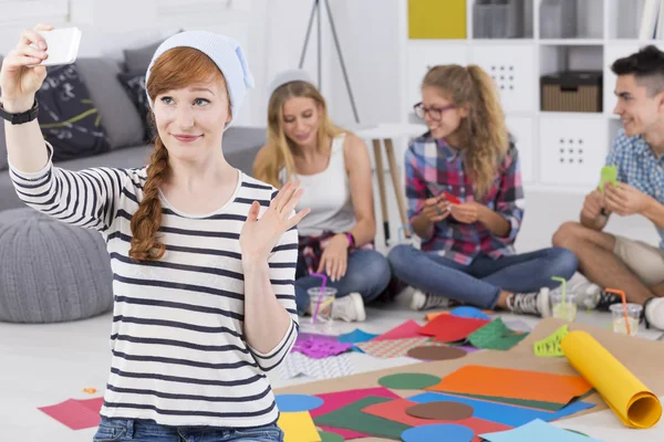 Rödhårig tar en selfie — Stockfoto