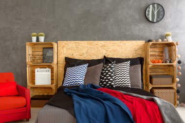 Yatakta desenli yastıklar