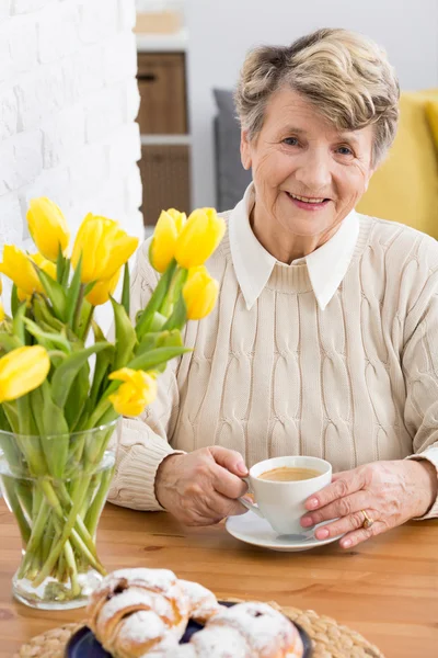 Teezeit zu Hause genießen — Stockfoto