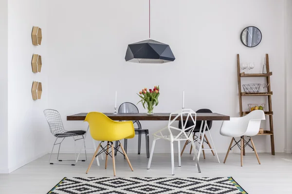 Cena con stile in questa sala da pranzo di design — Foto Stock