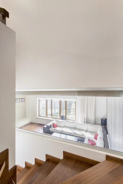 Prostorný obývací pokoj z neobvyklé perspektivy — Stock fotografie