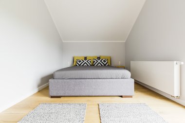 Zerafet ve minimalizm bir tavan yatak odası dekor içinde