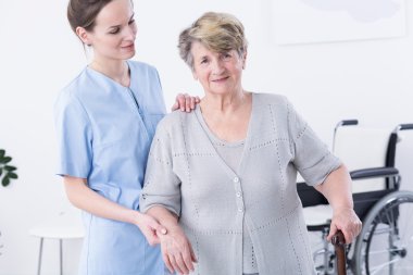 İş yerinde profesyonel caregiver