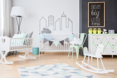 Modern Bebek odasında minimalist dekorasyon