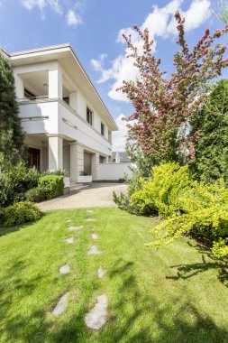 İtalyan tarzı konak yeşil sakinleştirici tarafından çevrili