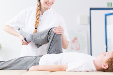 Yaralanma sonrası rehabilitasyon sırasında çocuk