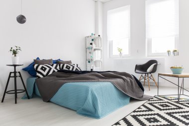 Güneş ışığında büyük şehrin modern yatak odası banyo