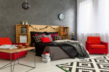 Yatak odasında beton duvar