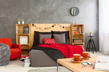 Kahve masasıyla rahat yatak odası