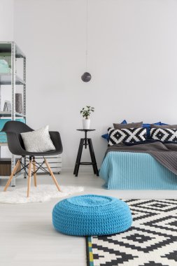 Beyaz ve mavi bir minimalist yatak odası dekor