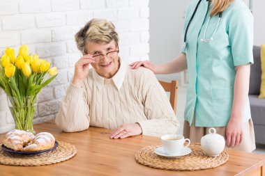 Yaşlı kadın için Caregiver