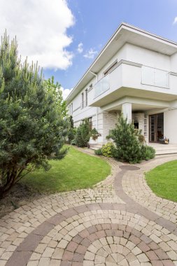 Hoş banliyö ev içinde rahat çalılar gizli