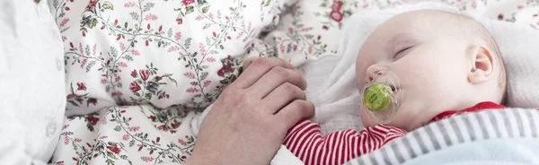 Mãe segurando a mão do bebê — Fotografia de Stock