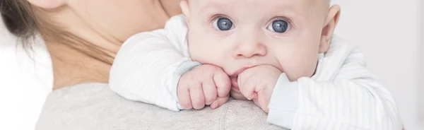 Mutter hält Baby — Stockfoto