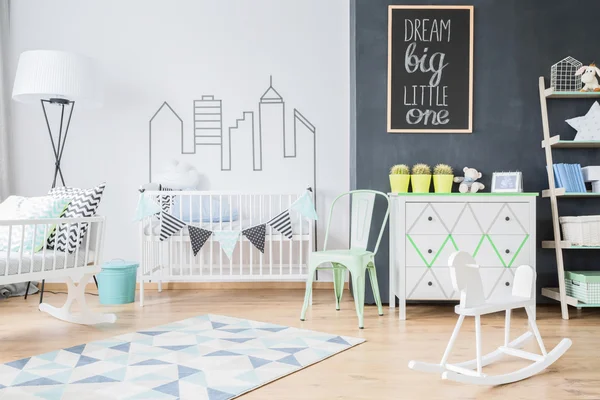 Moderne meubels in baby hotelkamer design — Stockfoto