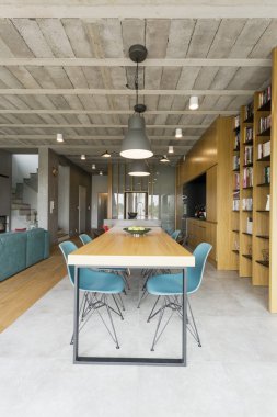 Post endüstriyel bir koku ile kavernöz iç