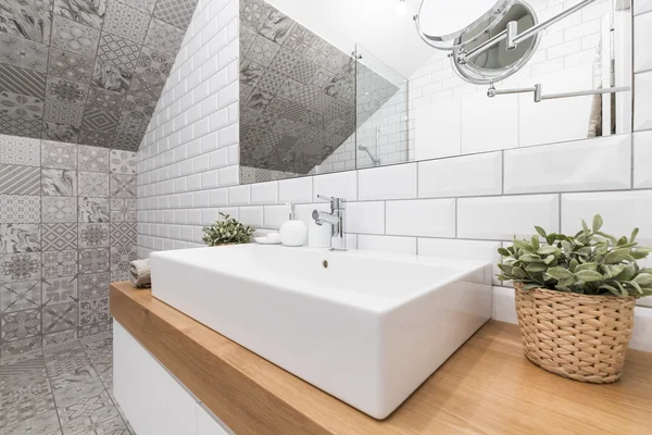 Impressionante banheiro projetado para atender às necessidades da mulher moderna — Fotografia de Stock
