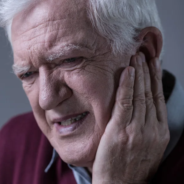 Idősebb ember, miután a fogfájás — Stock Fotó