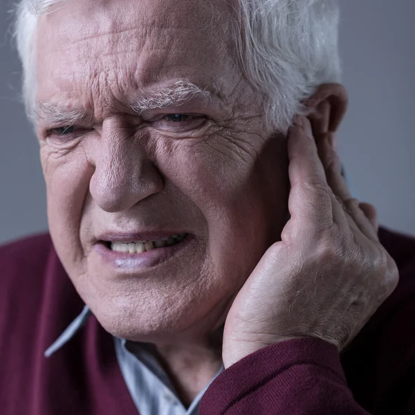 Homme avec des maux d'oreille — Photo