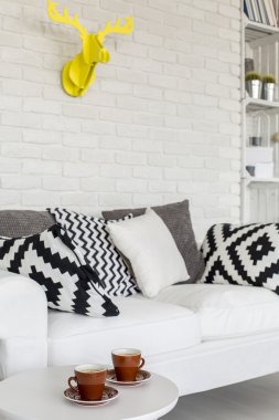 Parlak bir salon köşesinde rahatlatıcı