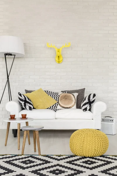 Pohodlná pohovka roh v moderním bytě — Stock fotografie