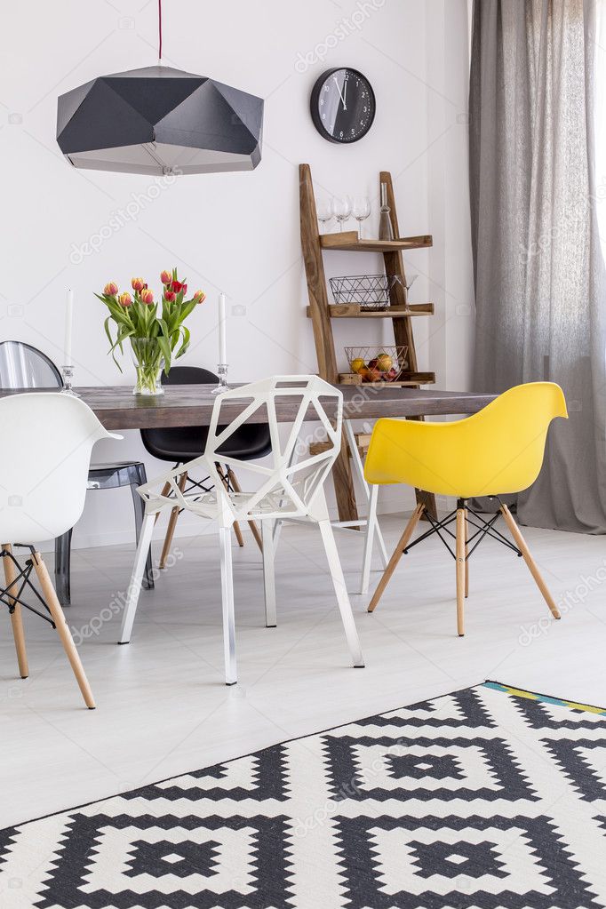 Nachmittag in einem reinen Interieur aus einem Esszimmer Licht ... Nachmittag in einem reinen Interieur aus einem Esszimmer Licht ...