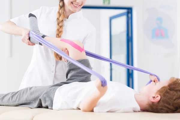 Övningar med min favorit sjukgymnast — Stockfoto