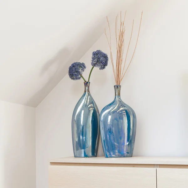 Dva ozdobné modré vázy — Stock fotografie