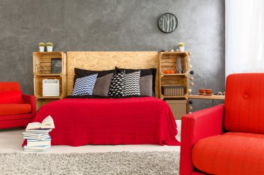 Yatak odasında ahşap kasa