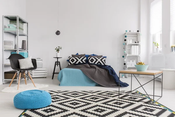 Desenli kumaşlar kullanarak sessiz bir yatak odası için hayat eklemek — Stok fotoğraf