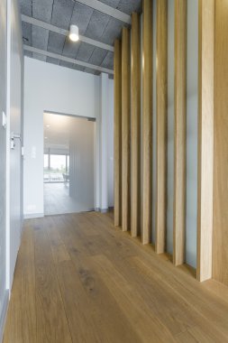 Ferahlık ve modernlik anlayışı vererek hol için mobilya