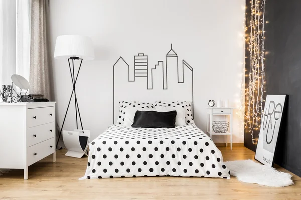 ブラック壁明るい寝室のインテリア — ストック写真