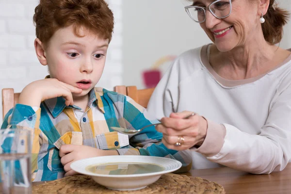 Menino comedor pobre durante o almoço — Fotografia de Stock