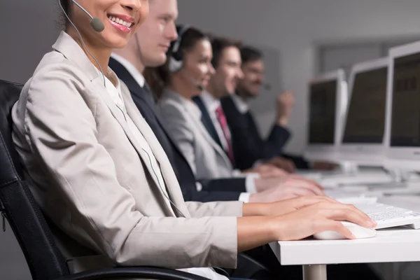 Met behulp van hand-vrije handset — Stockfoto