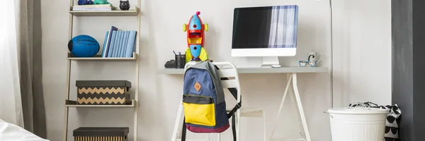 Тихая рабочая зона в детской комнате — стоковое фото